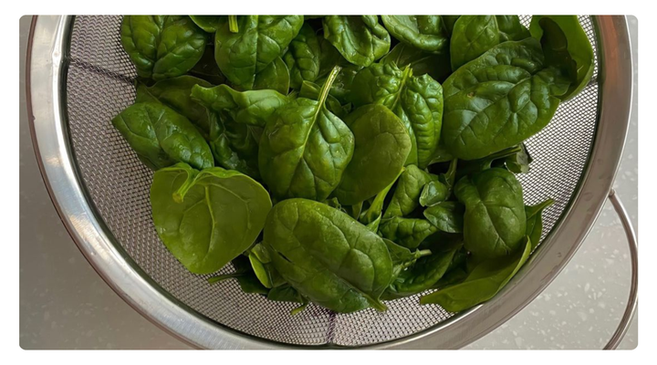 Looking for easy ways to add more iron-rich foods to your diet? Spinach is a versatile superfood that fits into every meal of the day. From quick spinach recipes for breakfast like smoothies or spinach paratha